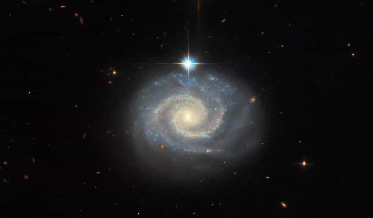 Hubble destaca galáxia brilhante que fica a quase 300 milhões de anos-luz da Terra