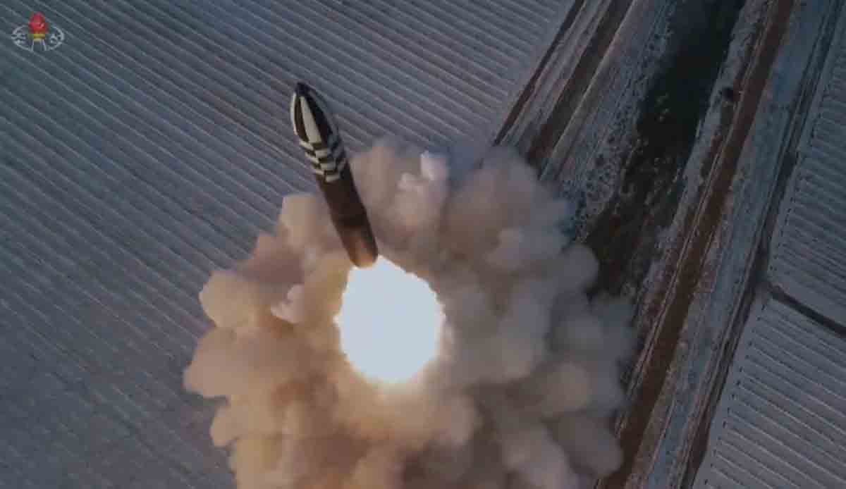 朝鲜发射能够打击美国任何地区的导弹。图片来源：Twitter @Mundo__News