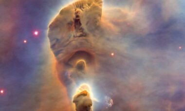 NASA destaca dança cósmica de estrelas e poeira na Nebulosa de Carina