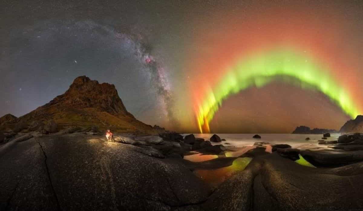 NASA destaca una increíble imagen de la aurora boreal con la Vía Láctea