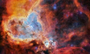 NASA destaca beleza única de nebulosa parecida com coração humano