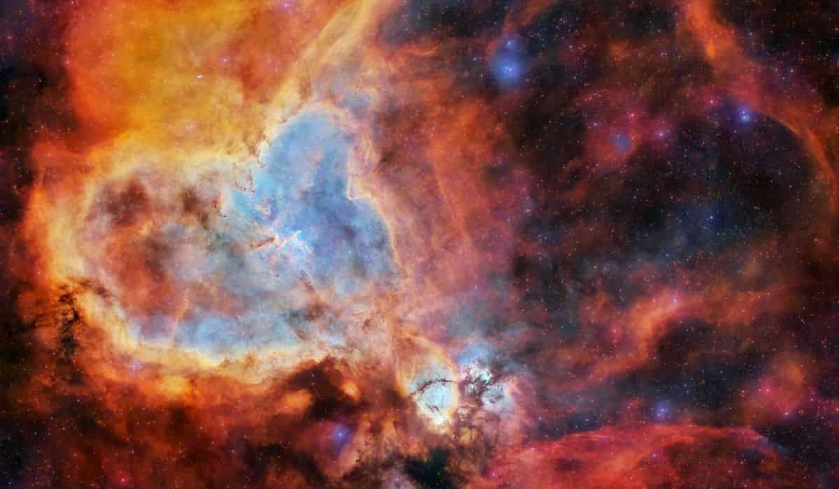 NASA destaca beleza única de nebulosa parecida com coração humano 