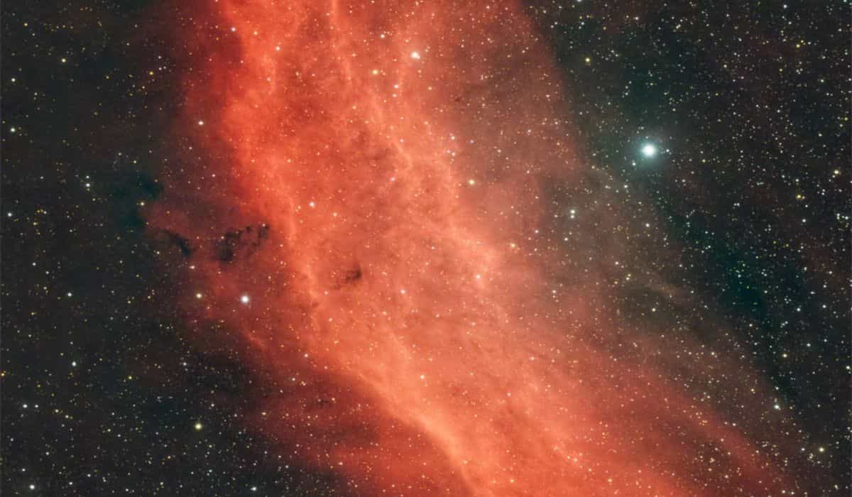 NASA zdůrazňuje červenou mlhovinu ve tvaru Kalifornie