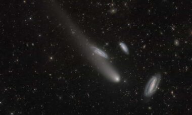 NASA destaca trio de galáxias sendo 'visitadas' por um cometa
