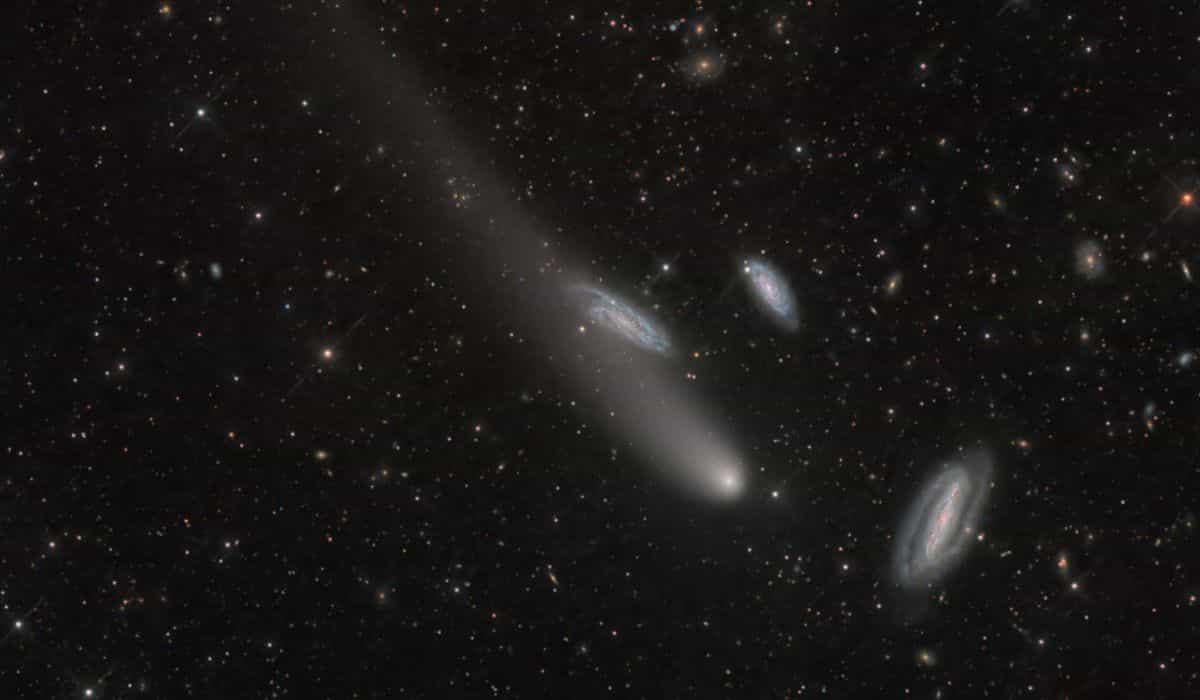 La NASA destaca un trío de galaxias siendo 'visitado' por un cometa