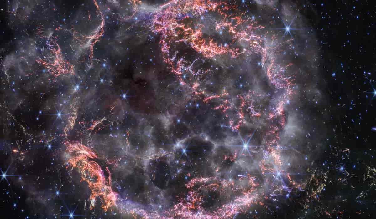 James Webb captura lo que queda de la explosión estelar de Cassiopeia A
