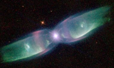 Hubble destaca imagem incrível de nebulosa com formato de borboleta