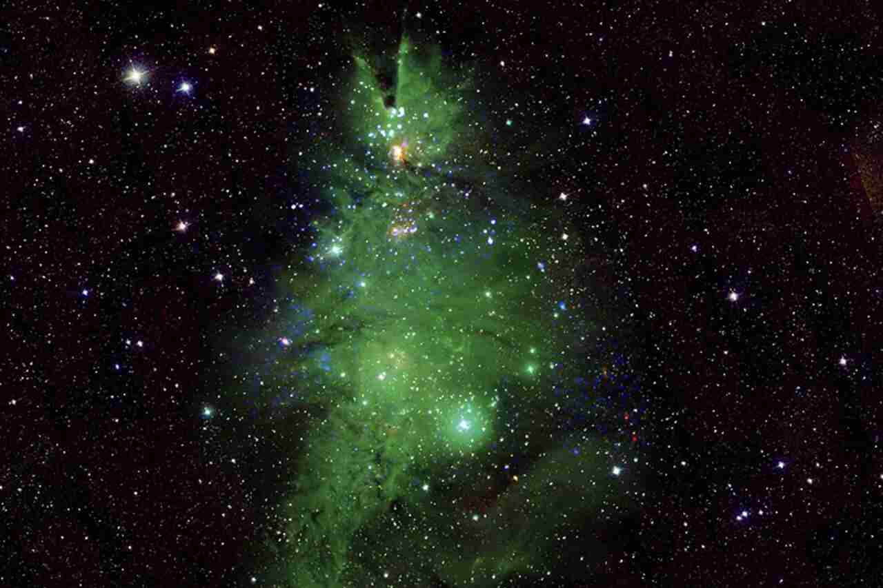 NASA découvre un 'sapin de Noël cosmique' dans un amas d'étoiles jeunes