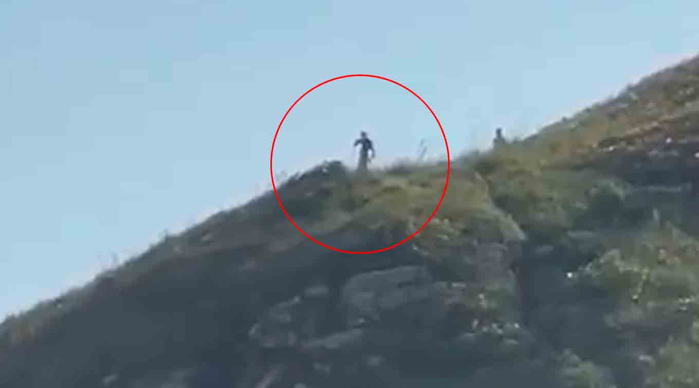 Video ukazuje podivné bytosti vysoké 3 metry, které byly spatřeny na ostrově na jihu Brazílie. Fotografie a videa: Twitter @monikoogi