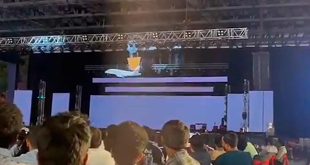 Vídeo: CEO de tecnologia morre em acidente no palco na Índia durante evento corporativo