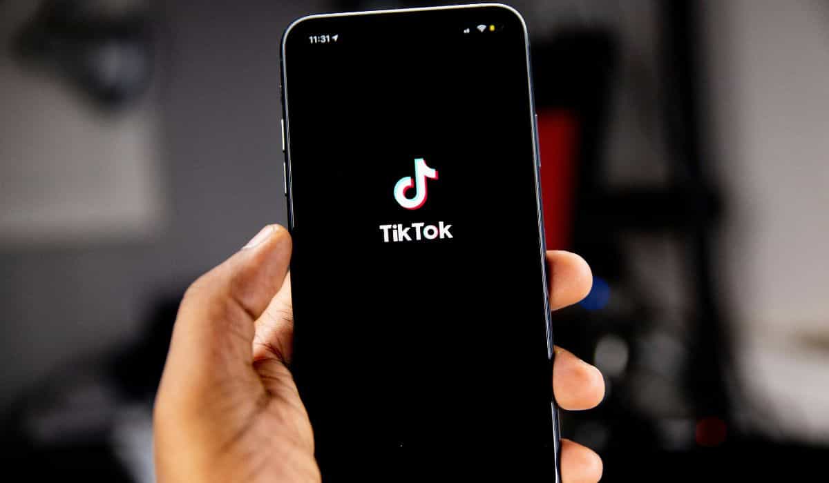 TikTok testa upload de vídeos de 30 minutos em busca de rivalizar com o YouTube