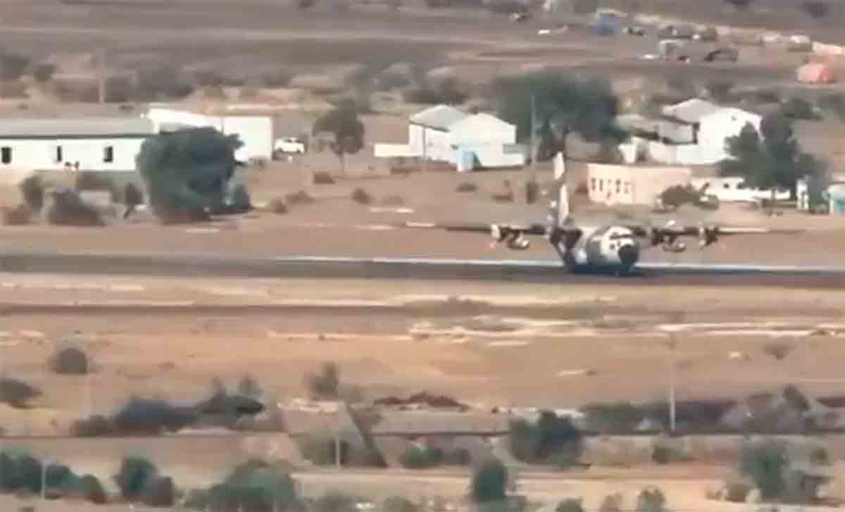 Vídeo: Avião C-130H Hercules é destruído por drone de forças paramilitares. Foto e vídeo: Twitter @Shadi_Alkasim