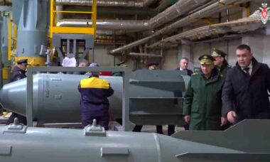 Vídeo: Ministro da Defesa Russo inspeciona a produção em massa da megabomba FAB-3000