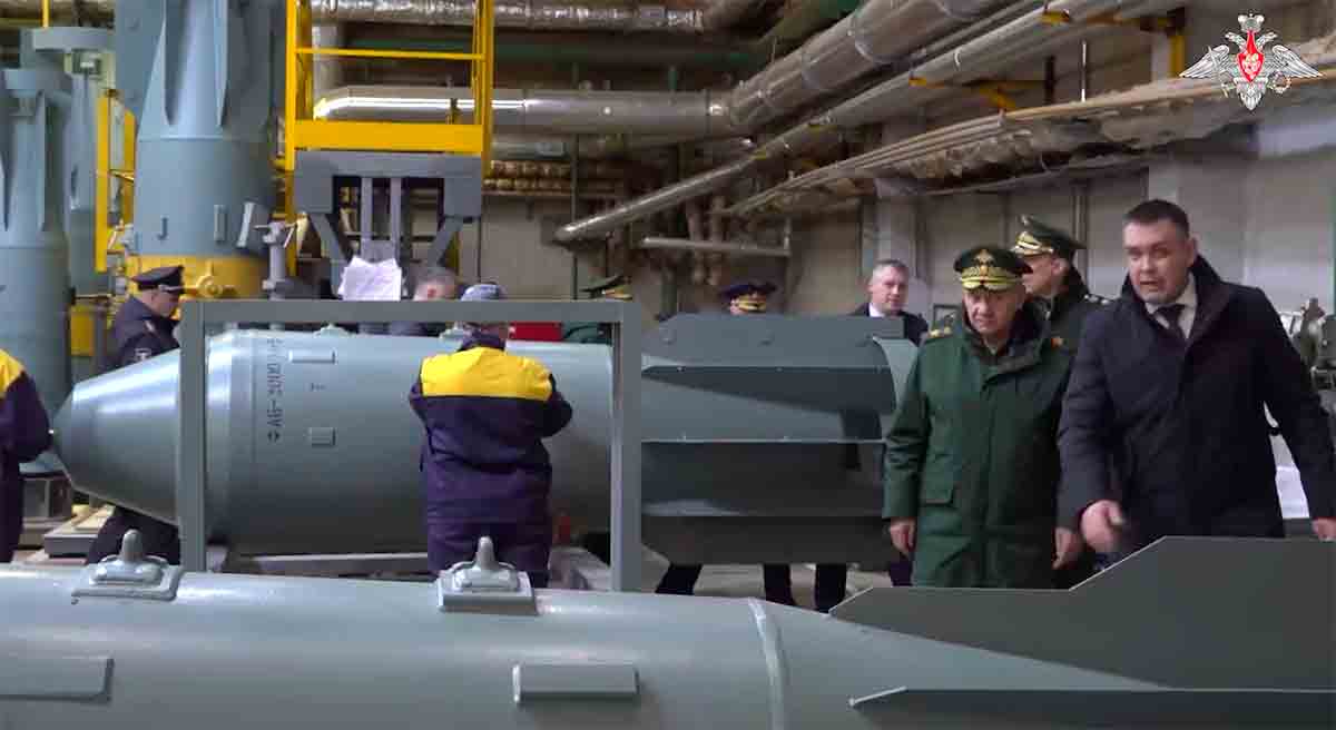 Video: Il ministro della Difesa russo ispeziona la produzione di massa della mega bomba FAB-3000