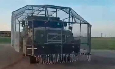 Venäläinen panssaroitu Z-STS "Akhmat" sai improvisoidun suojan droneja vastaan. Kuva ja video: Telegram milinfolive