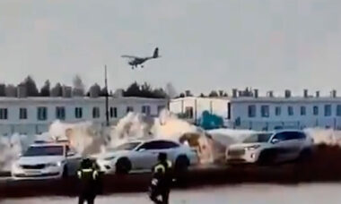 Video: Droneksi muunnettu lentokone hyökkää venäläistä jalostamoa vastaan 1 250 km:n päässä Ukrainan rajalta. Kuva ja video: @visegrad24