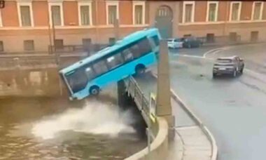 Video: Yli 20 matkustajan bussi syöksyy jokeen Pietarissa. Kuva: Telegram / rtnews
