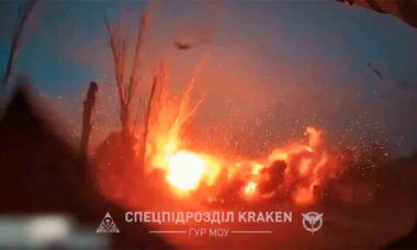 Video näyttää, kuinka kuljettajat työskentelevät Chasiv Yarin venäläisen pommituksen aikana. Kuva: Telegram t.me/kraken_kha