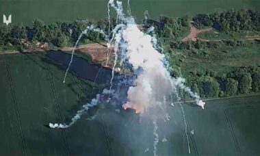Drone-kamikaze tuhoaa ilmatorjuntajärjestelmän Buk-M1:n ampumalaitteen. Kuva ja video: Telegram / ukr_sof