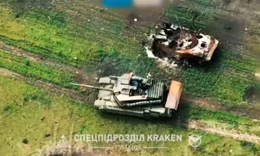 Video: Ukrainan joukot pysäyttivät T-90 ja BMD-panssarivaunujen saattueen Chasiv Yarin lähellä
