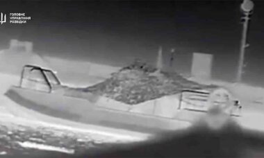 Drone de combate marítimo Magura V5 destrói lancha russa na Crimeia. Foto e vídeo: Telegram / DIUkraine