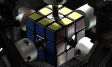 Robô da Mitsubishi resolve cubo mágico em fração de segundos e estabelece novo recorde mundial