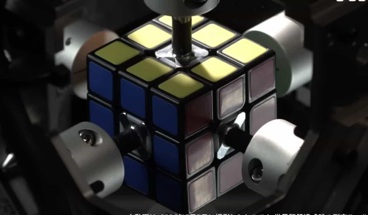 Mitsubishi Electricin robotti ratkaisee Rubikin kuution sekunnin murto-osassa ja asettaa uuden maailmanennätyksen