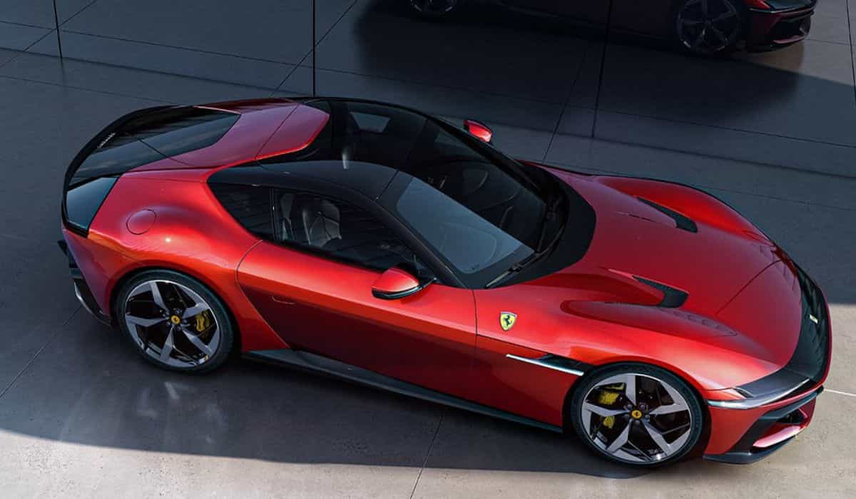 Uusi Ferrarin julkaisu: 12Cilindri, jossa on verkkokonfiguraattori räätälöintiä varten. Kuva: Twitterin @Ferrari-uusinta.