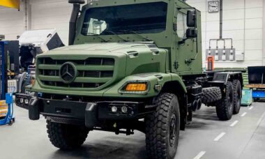 Mercedes-Benz Special Trucks varustaa Zetros-kuorma-autot tehtaalla panssaroidulla ohjaamolla. Kuva: Mercedes-Benz