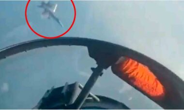 Video: EF-18A Hornet suorittaa vaarallisen manööverin ja hylkää venäläisen Su-30SM:n. Kuva ja video: Twitter @BabakTaghvaee1