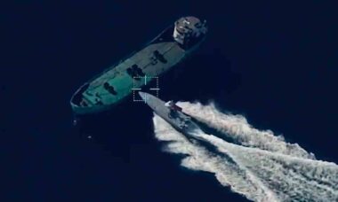Drones Marítimos e Aéreos Realizam Ataque em Enxame e Afundam Navio. Foto e imagens: SavunmaSanayiST.com