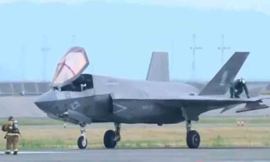 Video: Amerikansk F-35-pilot lämnar hastigt sitt flygplan. Foto och video: Twitter @fl360aero