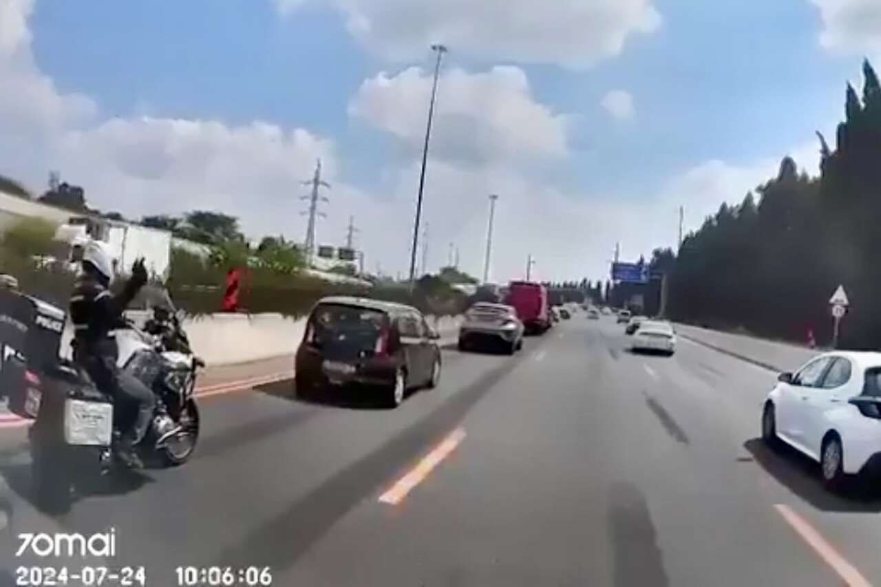 Vídeo: Policial de moto bate em carro na tentativa de multar outro veículo 