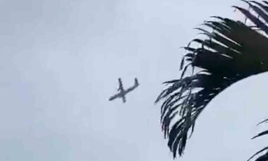 Vídeo chocante: avião cai em cidade do interior do Brasil. Twitter @CassioLozano / @aviationbrk