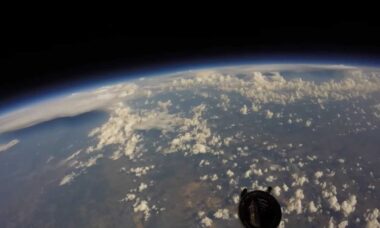 Homem lança GoPro ao espaço com balão e captura imagens surpreendentes da Terra