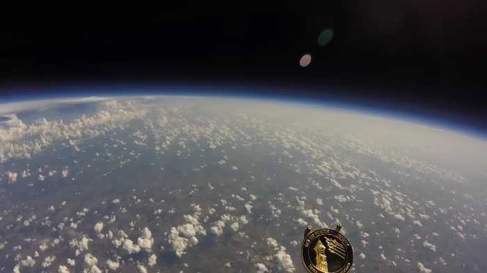 Homem lança GoPro ao espaço com balão e captura imagens surpreendentes da Terra (YouTube / BloonStu)