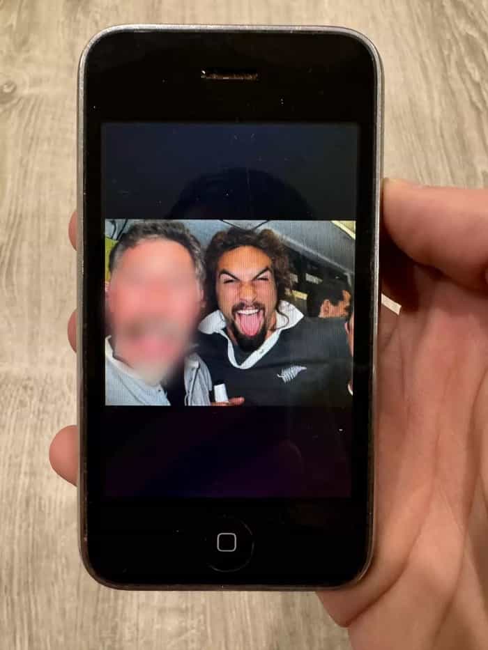 YouTuber encontra fotos de Jason Momoa em iPhone antigo comprado no eBay (X - @ScottTheWoz)