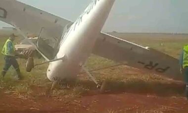 Vídeo: Avião tomba após rajada de vento em aeroporto no Sul do Brasil