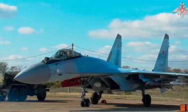 Caça Su-35 escolta Bombardeiro Su-34 durante ataque as forças ucranianas em Kursk. Foto: Telegram @mod_russia