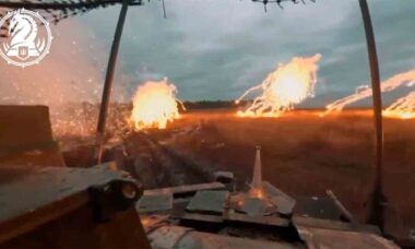 Veículos de combate dos EUA Bradley e Abrams destroem posições russas na região de Kursk (X @DefenceU)