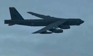 Vídeo: B-52 Stratofortress da Força Aérea dos EUA em exercícios aéreos na fronteira com a Rússia