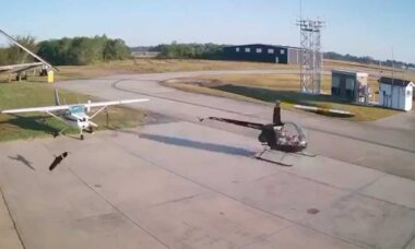 Cámara de seguridad capta el momento en que un helicóptero choca con una aeronave en un aeropuerto de EE. UU. Foto: X @aviationbrk