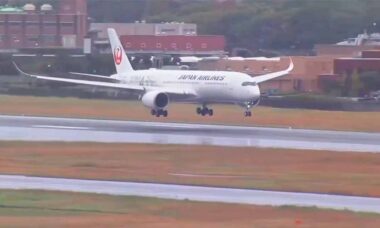 Vídeo captura tentativa de pouso impressionante de um Airbus A350 da Japan Airlines em Osaka. Foto: Telegram @AviaCT