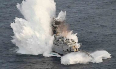 Vídeo: Submarino Nuclear Francês Afunda Corveta Desativada em Exercício com Torpedo Avançado. X @MarineNationale