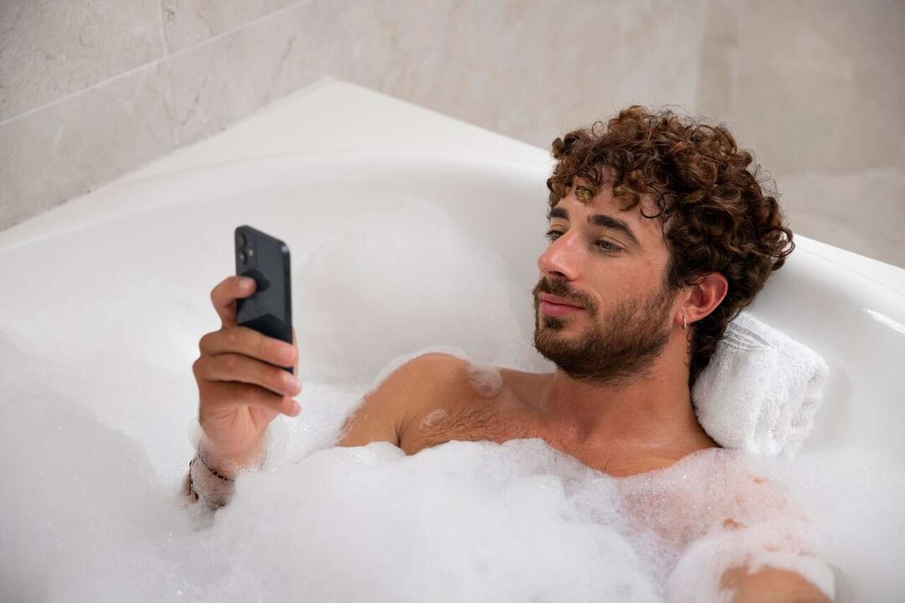 Influencer revela consecuencia impactante de usar su celular durante la ducha