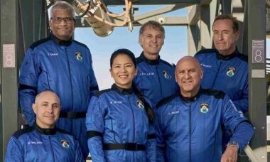 Blue Origin lança seis turistas espaciais para trigésima missão do foguete New Shepard