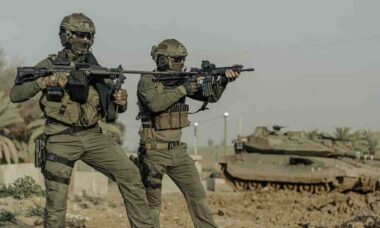 Empresa de Israel lança rifles inteligentes com ferramentas para combate de drones