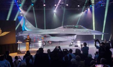 F-16B Fighting Falcon. X @MinDefensa_Ar