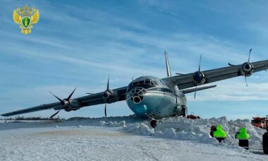 Un avion cargo An-12 sort de piste et heurte un tas de neige en Russie. @AviationSafety