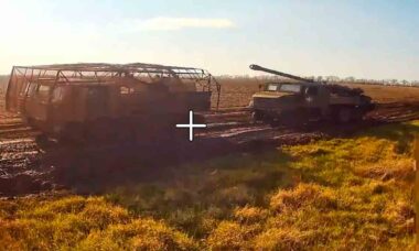Drone russo destrói obus francês CAESAR das Forças Ucranianas em ataque registrado em vídeo [caption id="attachment_141336" align="alignnone" width="1280"] Drone russo destrói obus francês CAESAR das Forças Ucranianas em ataque registrado em vídeo. Telegram @Baikal40ob[/caption] Imagens mostram tentativa frustrada de evacuação do obus com um veículo de reboque soviético; ação ocorreu ao norte de Velikaya Novosyolka Um vídeo divulgado nesta sexta-feira (via Telegram, @Baikal40ob) mostra o momento exato em que um obus autopropulsado francês CAESAR de 155 mm/52, operado pelas Forças Armadas da Ucrânia, é destruído por drones FPV russos guiados por cabo de fibra óptica. + Clique aqui para ver o vídeo A ação ocorreu na região da vila de Komar, ao norte de Velikaya Novosyolka, e foi conduzida por unidades do batalhão de reconhecimento da 40ª Brigada de Fuzileiros Navais Separada da Frota do Pacífico da Rússia. Segundo a gravação, após os primeiros ataques com drones, os militares ucranianos tentaram evacuar o obus danificado utilizando um antigo trator de esteiras ATS-59G, de origem soviética. A tentativa, no entanto, não teve sucesso, e o sistema de artilharia foi completamente destruído por um segundo ataque de drone. [caption id="attachment_141337" align="alignnone" width="1280"] Drone russo destrói obus francês CAESAR das Forças Ucranianas em ataque registrado em vídeo. Telegram @Baikal40ob[/caption] O CAESAR é um dos obuses mais avançados do arsenal ucraniano, fornecido por países da OTAN. Seu valor tático e mobilidade tornam a perda de cada unidade significativa, especialmente em áreas de combate intensivo como o setor sul da linha de frente. O uso de drones FPV com conexão via fibra óptica permite maior resistência a bloqueios eletrônicos e amplia o controle em missões de ataque contra alvos de alto valor, como artilharia autopropulsada. Esse tipo de armamento tem sido cada vez mais usado pelas forças russas e ucranianas em operações de reconhecimento e ataque de precisão. Fonte e imagens: Telegram @Baikal40ob. Este conteúdo foi criado com a ajuda da IA e revisado pela equipe editorial. ATS-59G, Caesar, drone, drones FPV, forças russas e ucranianas, forças ucranianas, FPV, obus francês CAESAR, obuses mais avançados do arsenal ucraniano, otan, russas, russia, ucranianas, Velikaya Novosyolka